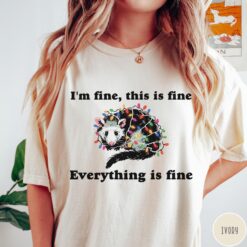 Vintage T Shirt Everything is Fine Christmas T-Shirt Funny Im Fine This is Fine Design with Possum and Holiday Lights