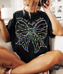 Vintage T Shirt for Teachers Merry and Bright Christmas Light Bow Design Comfortable Colors Tee for Holiday Celebrations