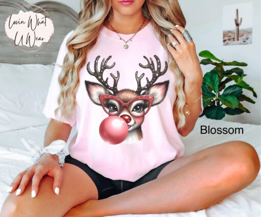 vintage t shirt funny christmas reindeer blowing bubble with glasses oversized holiday tee for festive celebrations bupj5