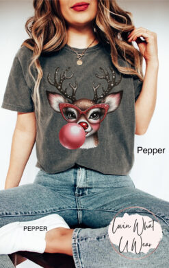 Vintage T Shirt Funny Christmas Reindeer Blowing Bubble with Glasses Oversized Holiday Tee for Festive Celebrations