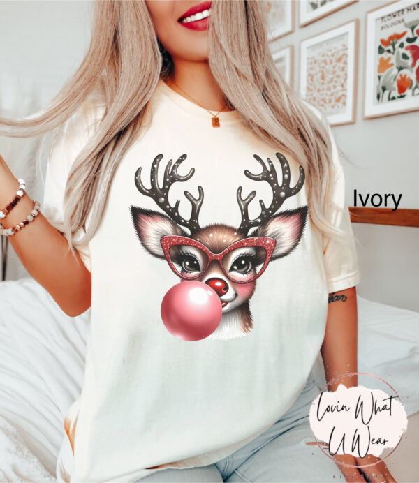 vintage t shirt funny christmas reindeer blowing bubble with glasses oversized holiday tee for festive celebrations i7uur