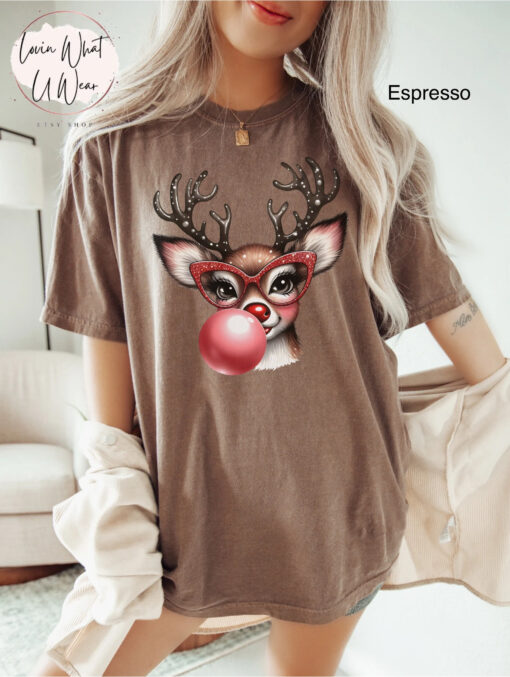 vintage t shirt funny christmas reindeer blowing bubble with glasses oversized holiday tee for festive celebrations mgr0n