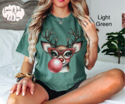 Vintage T Shirt Funny Christmas Reindeer Blowing Bubble with Glasses Oversized Holiday Tee for Men and Women