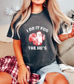 vintage t shirt funny christmas santa tee i do it for the hos design comfortable colors naughty holiday apparel 8brm0 scaled