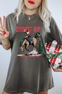 Vintage T Shirt Giddy Up Jingle Horse Cowboy Santa Graphic Tee for Christmas Holiday Rodeo Fans and Western Lovers