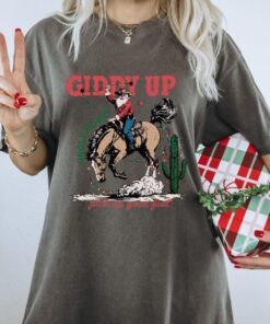 vintage t shirt giddy up jingle horse tee cowboy santa western graphic unisex for christmas holiday rodeo fans kswiw