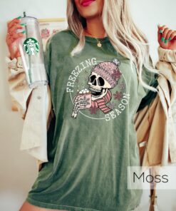 vintage t shirt groovy freezin season funny skeleton design for winter coffee lovers and xmas holiday celebrations i1sij