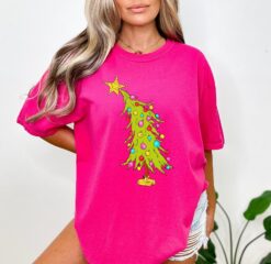 Vintage T Shirt Grumpy Christmas Tree Design Funny Holiday Tee for Women Whimsical Xmas Apparel Perfect for Festive Gatherings