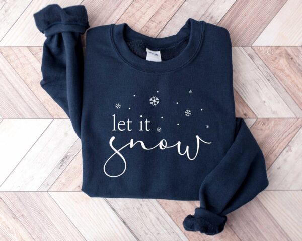 vintage t shirt let it snow design winter sweatshirt for women featuring a fun holiday theme ideal for winter lovers and christmas celebrations 5j63w scaled