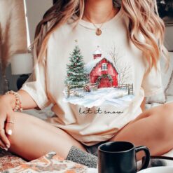 Vintage T Shirt Let It Snow Farmhouse Christmas T-Shirt Rustic Winter Design for Holiday Celebrations and Festive Gatherings