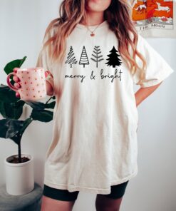 vintage t shirt merry and bright design with cute christmas tree for family gatherings and retro holiday celebrations 3vyxi scaled