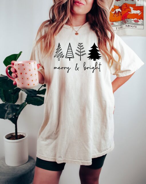 vintage t shirt merry and bright design with cute christmas tree for family gatherings and retro holiday celebrations 3vyxi scaled