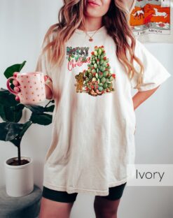 Vintage T Shirt Merry Christmas Cactus Crewneck Funny Cowboy Design Southern Style Tee for Holiday Celebrations and Festive Gatherings