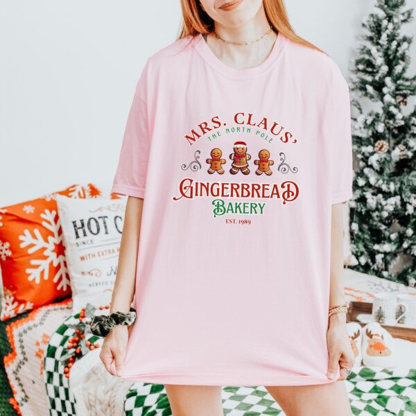 vintage t shirt mrs claus gingerbread bakery tee funny christmas baking crew design for holiday and winter celebrations a6i9a scaled