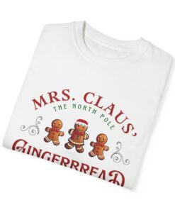 vintage t shirt mrs claus gingerbread bakery tee funny christmas baking crew design for holiday and winter celebrations h4qvm