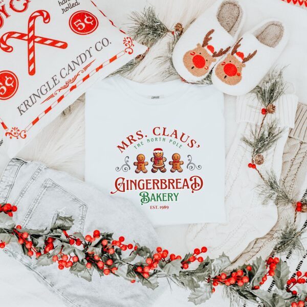 vintage t shirt mrs claus gingerbread bakery tee funny christmas baking crew design for holiday and winter celebrations muhhb scaled