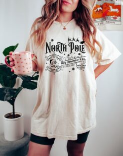 Vintage T Shirt North Pole Hot Chocolate Crewneck for Christmas Parties Featuring Santa Design and Polar Express Theme