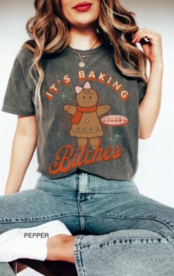 Vintage T Shirt Retro Christmas Baking Shirt for Baking Season with Gingerbread Cookie Design Ideal for Christmas Baking Crew