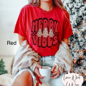 vintage t shirt retro christmas design oversized checkered tee with merry vibes and cute christmas cakes for holiday celebrations dmw5y