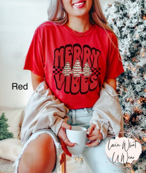 vintage t shirt retro christmas design oversized checkered tee with merry vibes and cute christmas cakes for holiday celebrations dmw5y