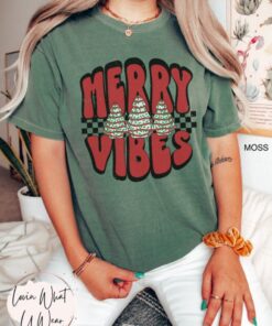 vintage t shirt retro christmas design oversized checkered tee with merry vibes and cute christmas cakes for holiday celebrations fxsgw