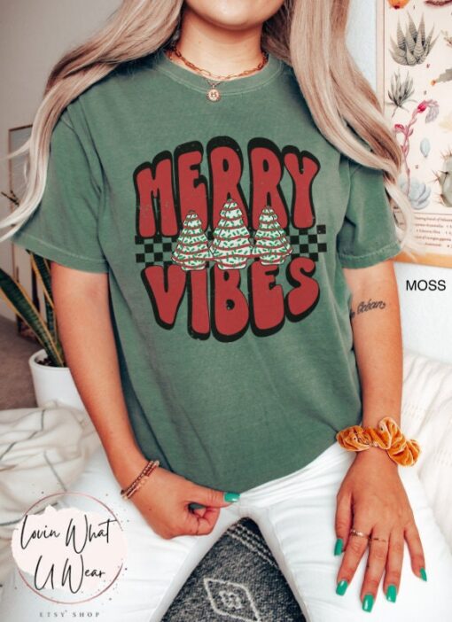 vintage t shirt retro christmas design oversized checkered tee with merry vibes and cute christmas cakes for holiday celebrations