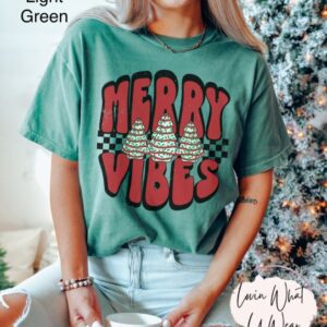 vintage t shirt retro christmas design oversized checkered tee with merry vibes and cute christmas cakes for holiday celebrations ia6eh