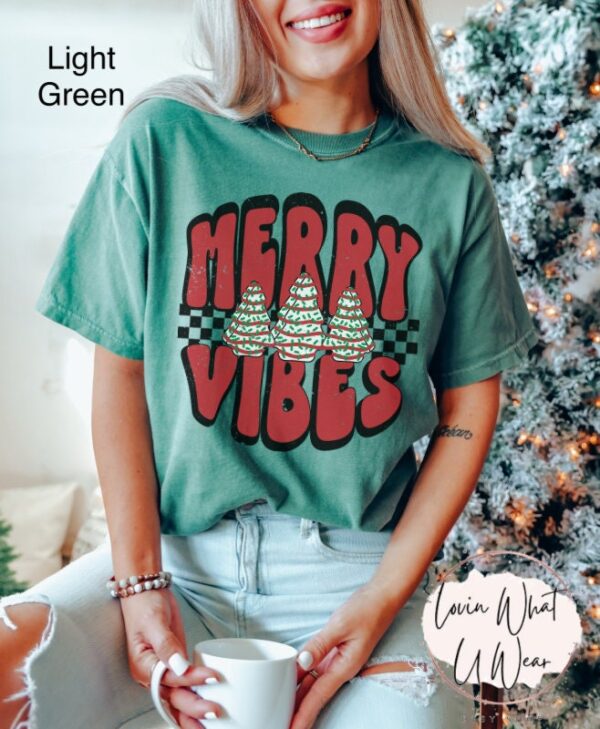 vintage t shirt retro christmas design oversized checkered tee with merry vibes and cute christmas cakes for holiday celebrations ia6eh