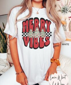 vintage t shirt retro christmas design oversized checkered tee with merry vibes and cute holiday cakes for festive celebrations l2yy4