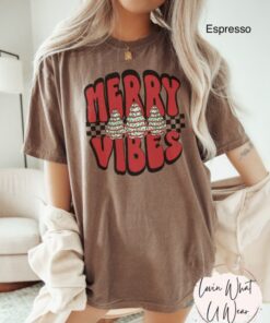 vintage t shirt retro christmas design oversized checkered tee with merry vibes and cute holiday cakes for festive celebrations usnw8