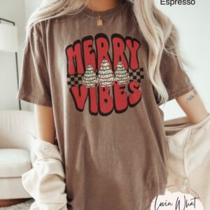 vintage t shirt retro christmas design oversized checkered tee with merry vibes and cute holiday cakes for festive celebrations usnw8