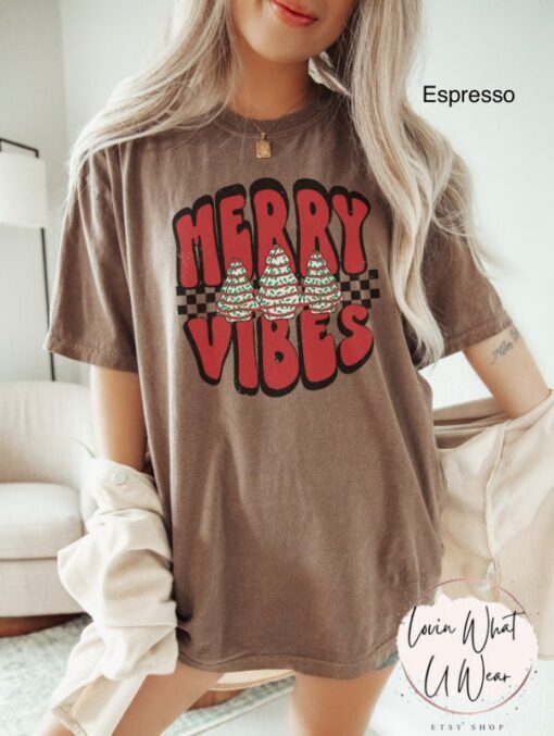 vintage t shirt retro christmas design oversized checkered tee with merry vibes and cute holiday cakes for festive celebrations usnw8