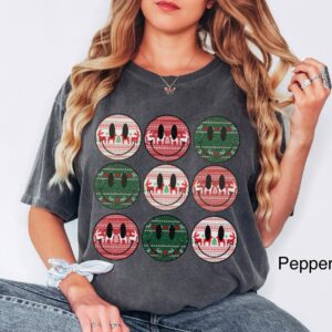 vintage t shirt retro christmas smile face design oversized tee with reindeer for holiday winter wear 2wtjn