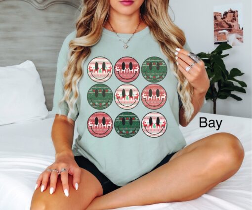 vintage t shirt retro christmas smile face design oversized tee with reindeer for holiday winter wear aog5v