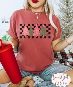 vintage t shirt retro christmas tree design oversized boho pink tee for winter holidays and festive gatherings uevjw