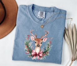 Vintage T Shirt Retro Pink Reindeer Christmas Tee for Women Comfortable Colors Design Fun Holiday Apparel