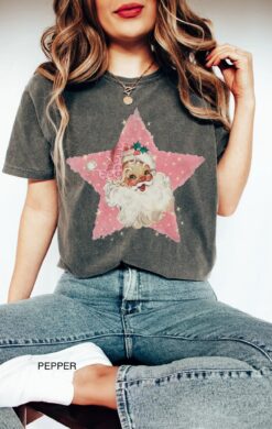 Vintage T Shirt Retro Pink Santa Claus Christmas Tee Comfort Colors Classic Family Holiday Top Cute Design for Festive Gatherings