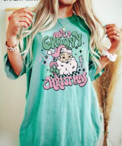 vintage t shirt retro santa graphic tee for women in pink with hippie design for a fun christmas celebration 7fhic