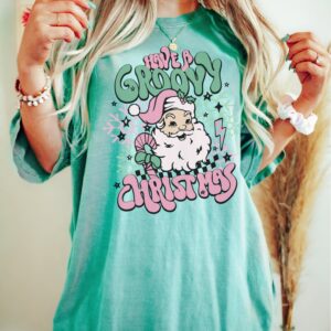 vintage t shirt retro santa graphic tee for women in pink with hippie design for a fun christmas celebration 7fhic