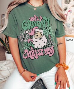 vintage t shirt retro santa graphic tee for women in pink with hippie design for a fun christmas celebration ewkhb