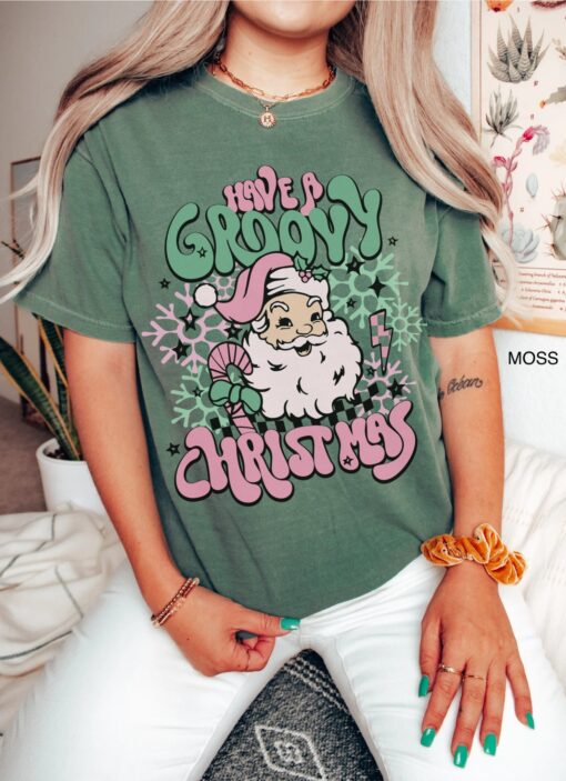 vintage t shirt retro santa graphic tee for women in pink with hippie design for a fun christmas celebration ewkhb