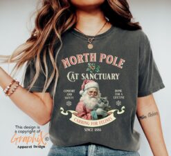 Vintage T Shirt Santa Cat Design Comfort Colors Christmas Shirt for Cat Moms Featuring Retro and Funny Christmas Cats