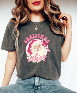 Vintage T Shirt Santa Claus Christmas Vibes Tee Retro Pink Design Comfortable Colors for Women Cute Holiday Apparel