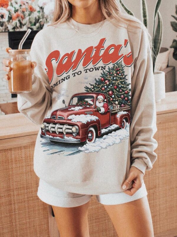 vintage t shirt santas coming to town sweatshirt oversized crewneck featuring vintage santa claus design for country christmas celebrations gq34r