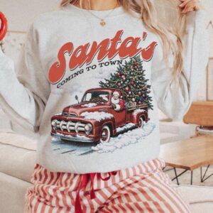 vintage t shirt santas coming to town sweatshirt oversized crewneck featuring vintage santa claus design for country christmas celebrations nloyj