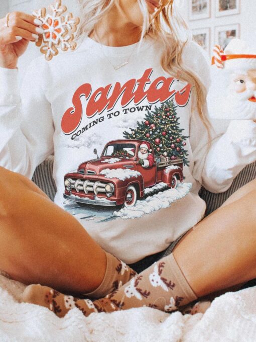 vintage t shirt santas coming to town sweatshirt oversized crewneck featuring vintage santa claus design for country christmas celebrations pzjfk