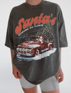 Vintage T Shirt Santas Coming to Town Tee Unisex Comfort Colors Oversize Shirt for Country Christmas Celebrations and Festive Fun