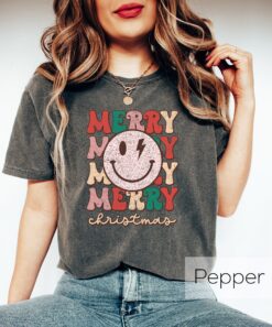 Vintage T Shirt Smiley Face Merry Christmas Crewneck Shirt Retro Design with Bold Xmas Lightning for Holiday Celebrations