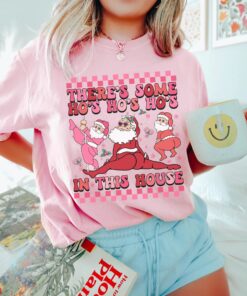 vintage t shirt twerking santa design funny christmas shirt with theres some hos hos hos in this house for holiday parties fbcxs