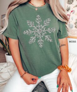 vintage t shirt womens christmas snowflake top with faux silver glitter winter design oversized holiday tee for seasonal style u7645